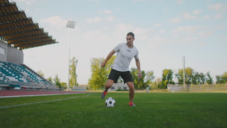 Professioneller-Fußballspieler.-Ein-Mann-Rennt-Mit-Einem-Fußball-Auf-Ein-Fußballfeld-In-Einem-Stadion-Und-Demonstriert-Dabei-Hervorragendes-Dribbeln-Und-Ballkontrolle.